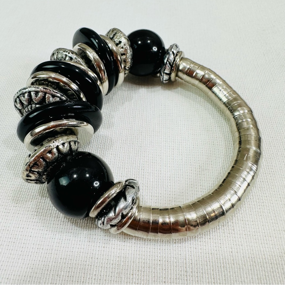 SILVER TONE BLACK BEADED BOHO CHIC STRETCH BRACELET NWOT FASHION CHUNKY GLAM ๐ค - Picture 2 of 8